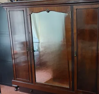 Armario antiguo de madera con espejo