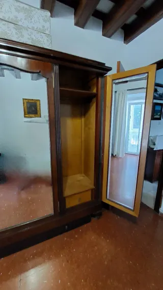 Armario antiguo de madera con espejo