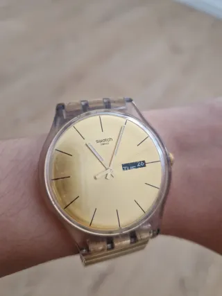 Reloj Swatch Dorado con Correa Transparente