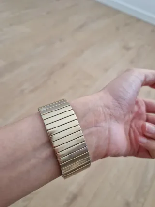 Reloj Swatch Dorado con Correa Transparente