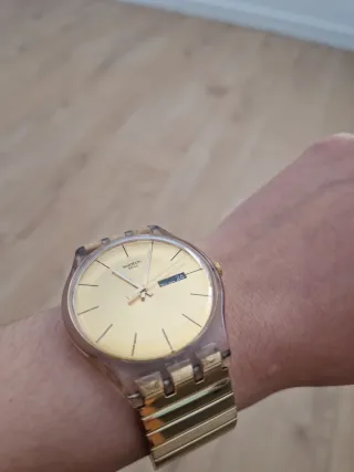 Reloj Swatch Dorado con Correa Transparente