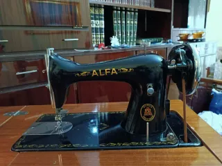 Máquina de coser Alfa negra y dorada