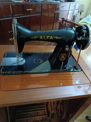Máquina de coser Alfa negra y dorada
