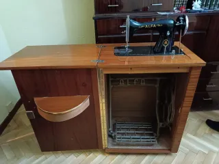 Máquina de coser Alfa negra y dorada