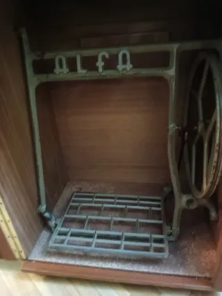 Máquina de coser Alfa negra y dorada