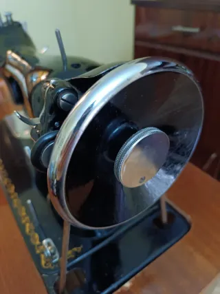 Máquina de coser Alfa negra y dorada