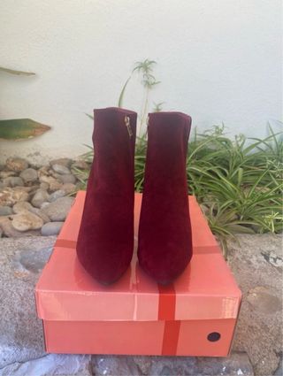 Botines rojos de tacón