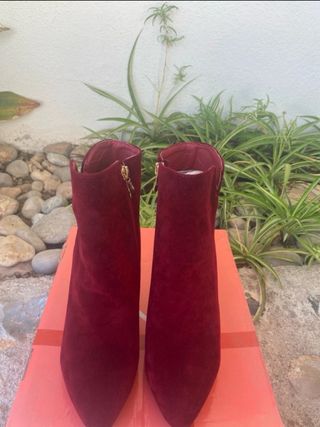 Botines rojos de tacón