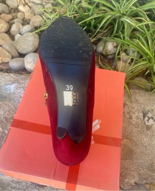 Botines rojos de tacón