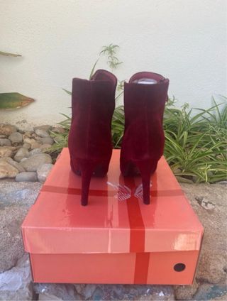 Botines rojos de tacón
