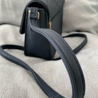 Bolso pequeño azul marino con detalles dorados