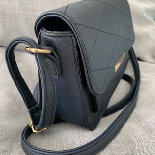 Bolso pequeño azul marino con detalles dorados