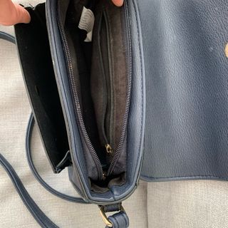 Bolso pequeño azul marino con detalles dorados