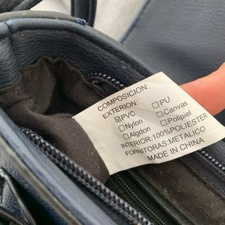 Bolso pequeño azul marino con detalles dorados