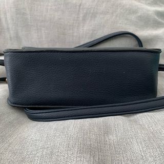 Bolso pequeño azul marino con detalles dorados