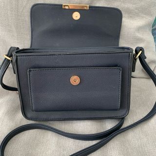 Bolso pequeño azul marino con detalles dorados