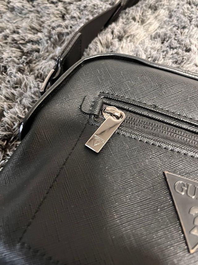 Riñonera Guess Negra