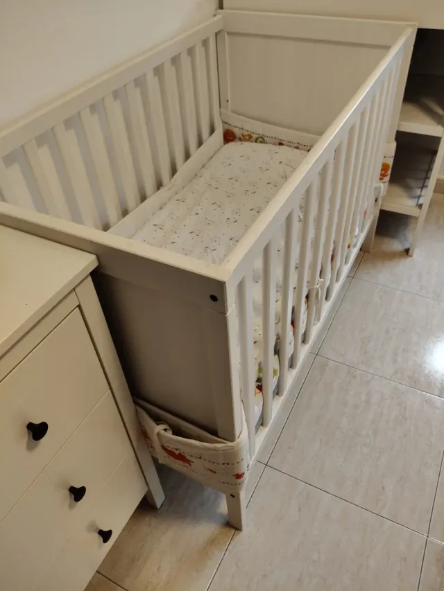 Cuna de bebé blanca