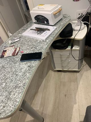 Tavolo per manicure con porta smalti