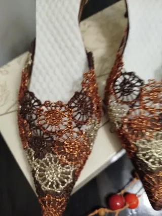 Zapatos de fiesta dorados y marrones