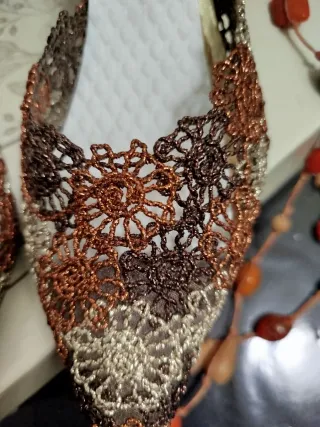 Zapatos de fiesta dorados y marrones