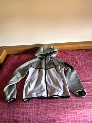 Chándal gris y blanco con capucha