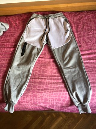 Chándal gris y blanco con capucha