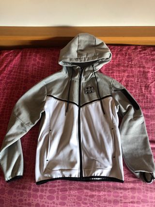 Chándal gris y blanco con capucha