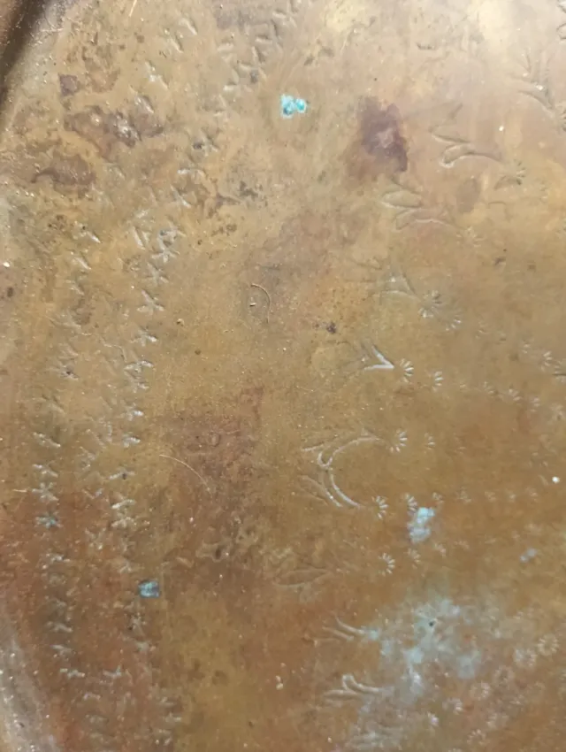 Fuente redonda metal repujado