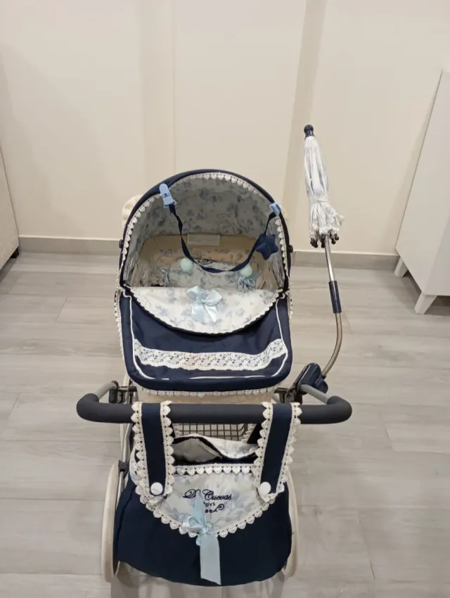 Carrito de bebé de juguete azul