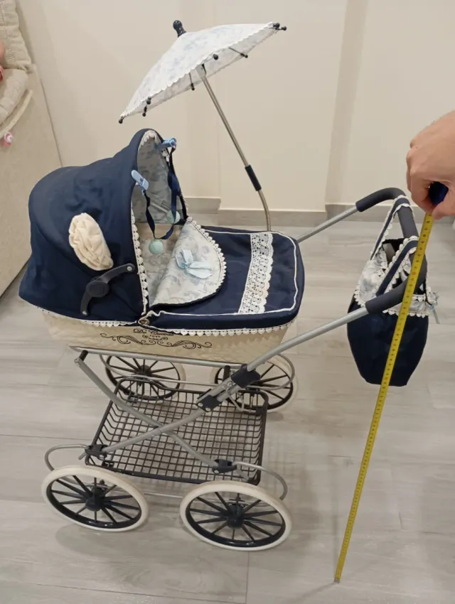 Carrito de bebé de juguete azul