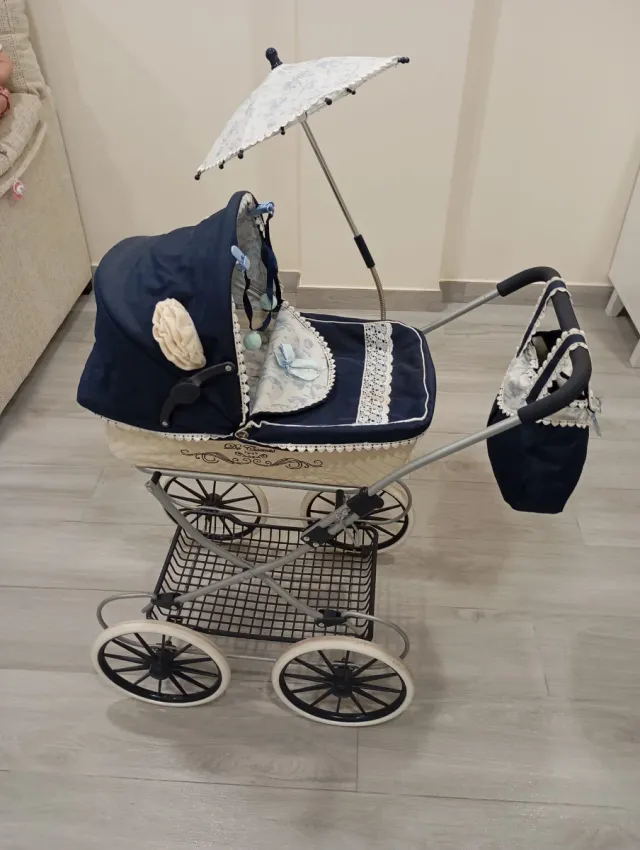 Carrito de bebé de juguete azul