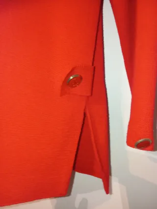 Chaqueta de punto roja con botones a juego