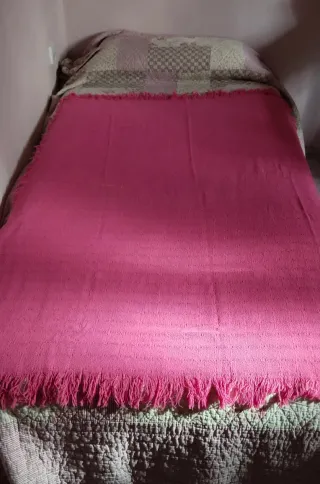 Manta cubresofa rosa
