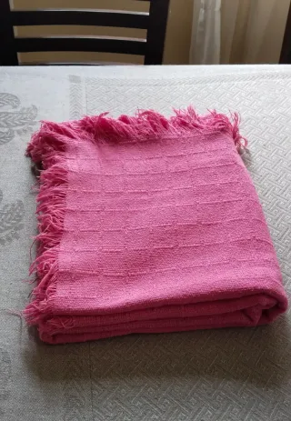 Manta cubresofa rosa