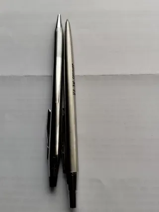 Dos bolígrafos metálicos plateados