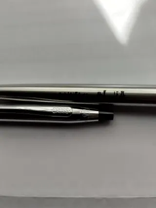 Dos bolígrafos metálicos plateados