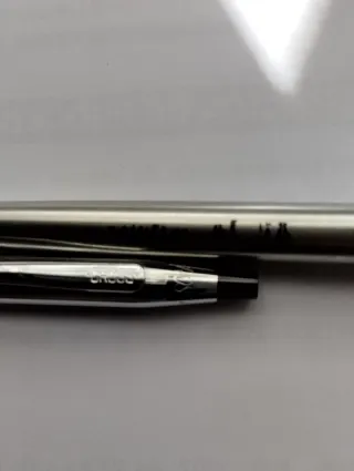 Dos bolígrafos metálicos plateados