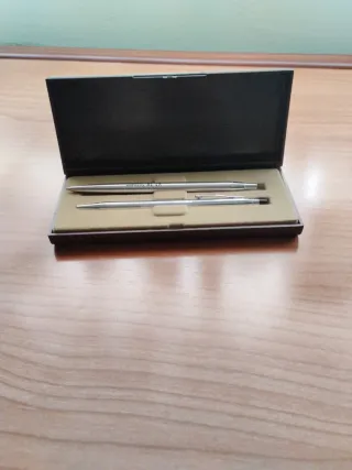 Dos bolígrafos metálicos plateados