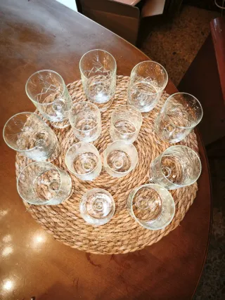 Conjunto de 6 vasos un poco más altos  y el resto