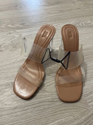 Sandalias ZARA tacón transparente beige