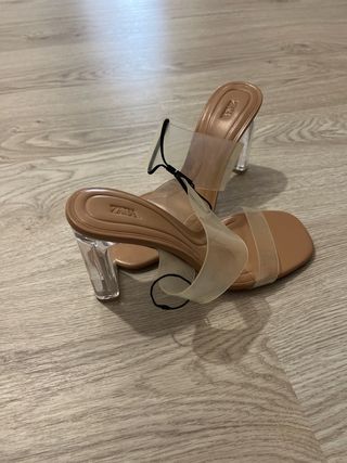 Sandalias ZARA tacón transparente beige
