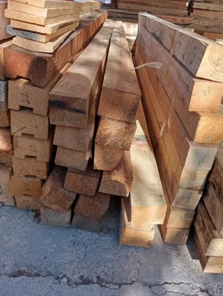 LIstones, vigas, puntales, palos de madera.