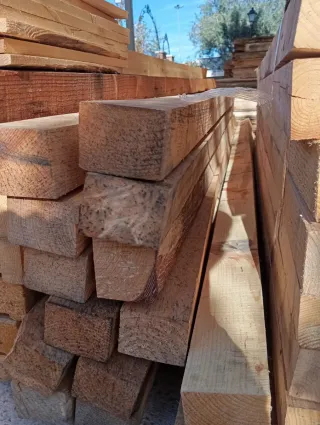 LIstones, vigas, puntales, palos de madera.