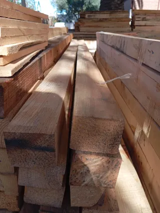 LIstones, vigas, puntales, palos de madera.