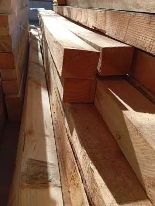 LIstones, vigas, puntales, palos de madera.