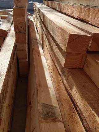 LIstones, vigas, puntales, palos de madera.