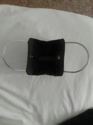 Bolso de fiesta o noche ,negro con asa metálica