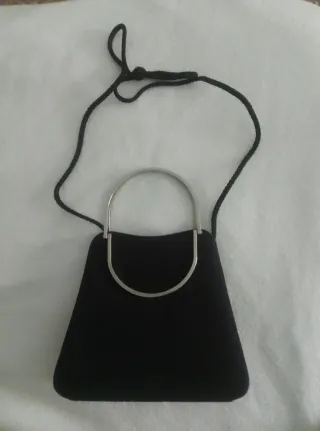 Bolso de fiesta o noche ,negro con asa metálica