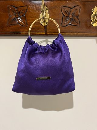 Bolso de mano morado con aro dorado